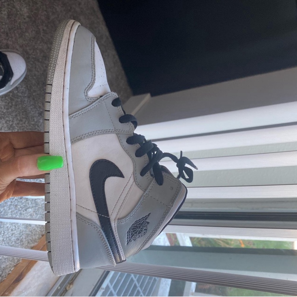 Jordan 1 mid light smoke grey